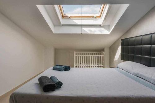 a bedroom with a large bed with a skylight at Frente a Puerto Azahar 3 in Grao de Castellón