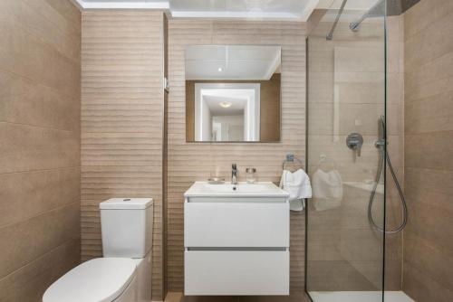 a bathroom with a toilet and a sink and a shower at Apartamento Panorama Mar in Punta Prima