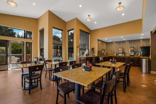 a restaurant with tables and chairs and a kitchen at Best Western Diamond Bar Hotel & Suites in Diamond Bar