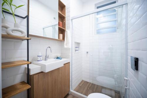 a bathroom with a shower and a sink and a toilet at Conforto e praticidade na Gávea -por Casapē in Rio de Janeiro