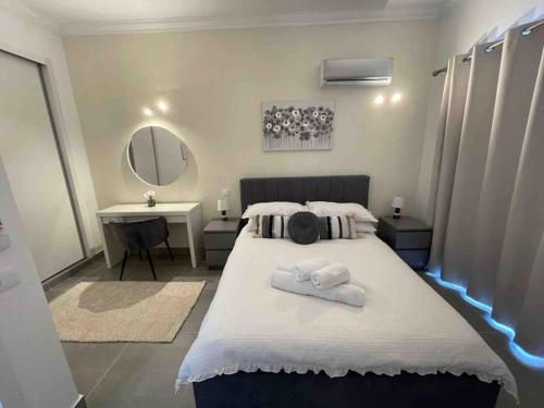a bedroom with a bed with two towels on it at Cantinho de Sagres in Sagres