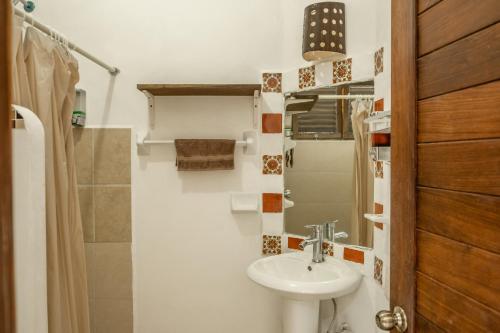 a bathroom with a sink and a toilet at Casa Mazunte Tierra Viva in Mazunte