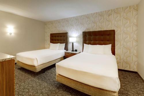 Una cama o camas en una habitación de Drury Plaza Hotel Columbus Downtown