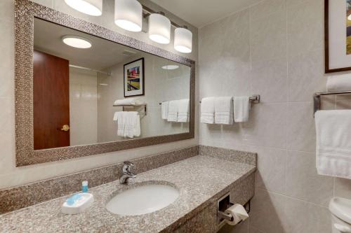 Un baño de Drury Plaza Hotel Columbus Downtown