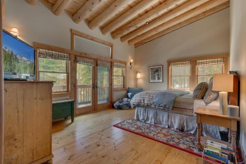 Imagine din galeria proprietății Hooga House on the West Shore - Stunning Log Cabin w Private Hot Tub - Pet Friendly! în Tahoma