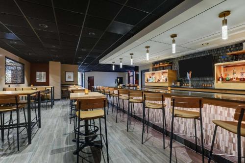 Un restaurante u otro lugar para comer en Drury Plaza Hotel Columbus Downtown