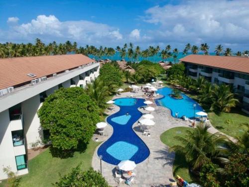 una vista aerea di un resort con piscina di Praia dos Carneiros FLAT Encantador a Praia dos Carneiros