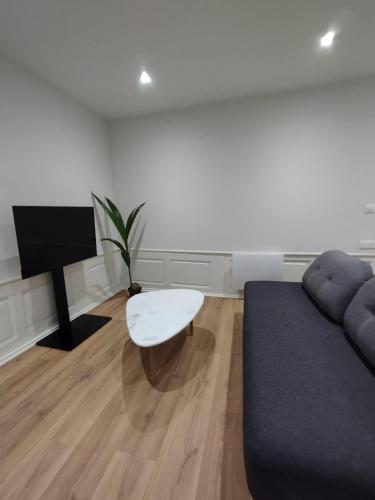 un salon avec un canapé et une table dans l'établissement Charmant App Grand'Rue vieille ville, à Strasbourg
