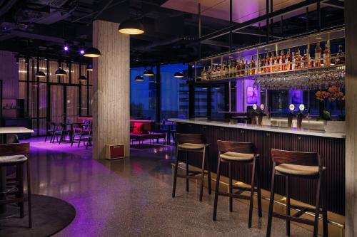 Salon ou bar de l'établissement STAGES HOTEL Prague, a Tribute Portfolio Hotel