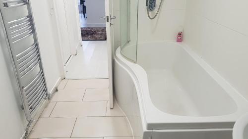 bagno bianco con servizi igienici e doccia di Windsor a Windsor