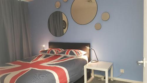 una camera da letto con un letto e due specchi sul muro di Windsor a Windsor