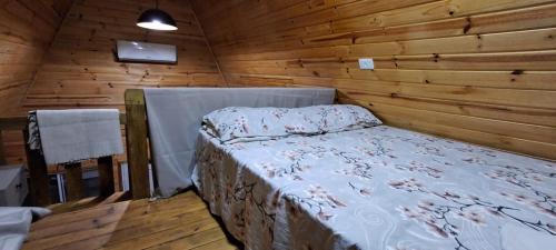 Tempat tidur dalam kamar di Chalé Rancho Acaiah