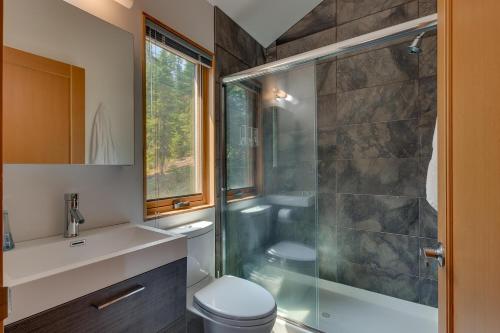 Koupelna v ubytování Mod Haus by Tahoe Getaways - Mountain Modern West Shore Home w Private Beach and Pier, Near Skiing