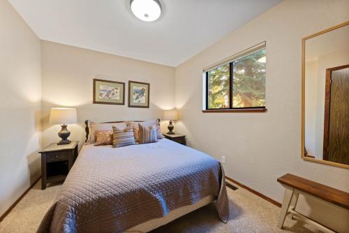 1 dormitorio con cama y ventana en Nightingale Retreat - 3BR, Close to Tahoe City, Walk to Bike Path, Private Beach Access en Tahoe City