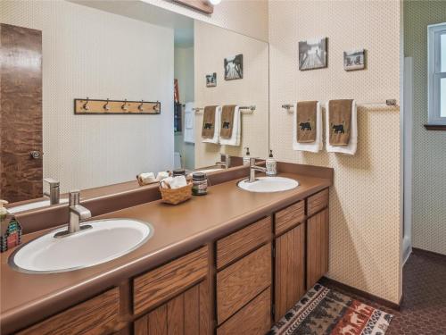 baño con 2 lavabos y espejo grande en Rustic Retreat in Tahoe Donner- Contemporary Cabin, Forest Views, Pet-Friendly, Amenities, en Truckee
