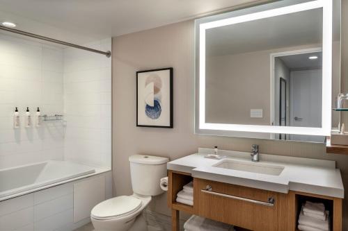 Ένα μπάνιο στο Delta Hotels by Marriott Saskatoon Downtown