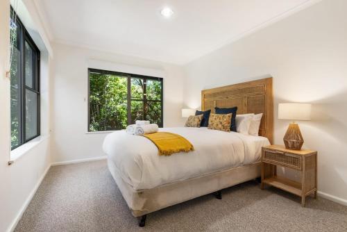 ein Schlafzimmer mit einem großen Bett und einem Fenster in der Unterkunft Sunset Lodge - Breathtaking Views in Orange