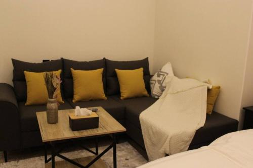 Khu vực ghế ngồi tại استوديو مودرن مطل على البوليفارد