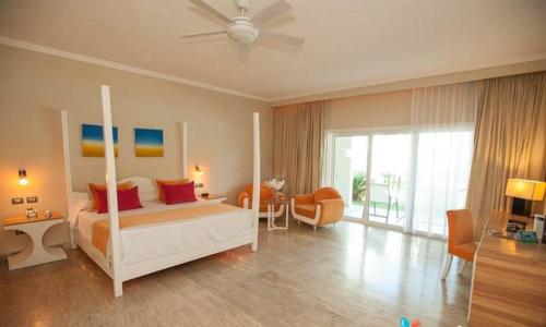 Postel nebo postele na pokoji v ubytování Oceanside Junior Suites at 5 Star All-Inclusive Resort