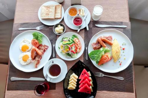een tafel met borden ontbijt erop bij Royal Peninsula Hotel Chiangmai in Chiang Mai