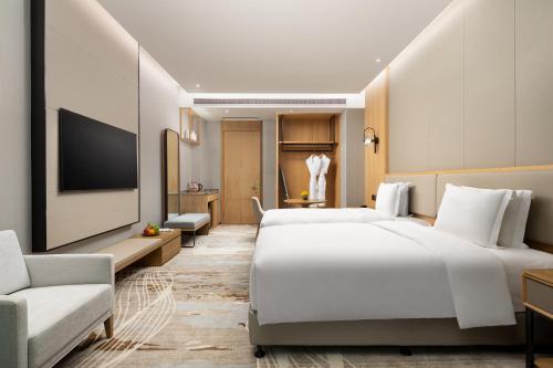 Cama o camas de una habitación en Crowne Plaza Zhoushan Seaview by IHG