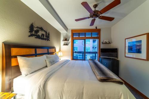 - une chambre avec un lit et un ventilateur de plafond dans l'établissement 589- Village 1Bed 1Bath Condo with Pool Spa and Walk to Gondola, à Mammoth Lakes