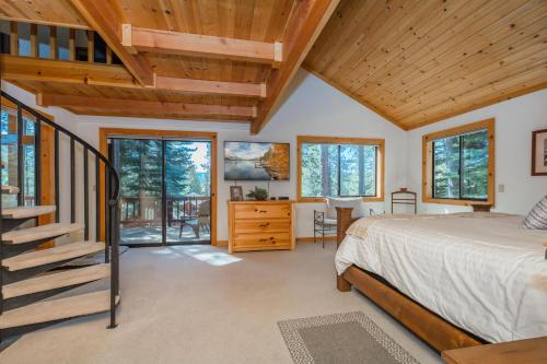 Postel nebo postele na pokoji v ubytování Tree Haus by Tahoe Getaways - Unique Pet-Friendly Tahoe Donner Home w EV & HOA Pool & Beach