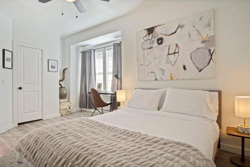 um quarto branco com uma cama e uma secretária em 2-br Elegant Comfort House W Modern Amenities em Oklahoma City
