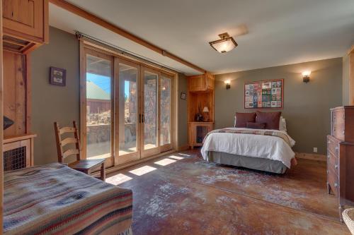 Voodi või voodid majutusasutuse Grand Vista Lodge - 5 BR with Stunning Views, Pool Table, Private Hot Tub & HOA Pool! toas