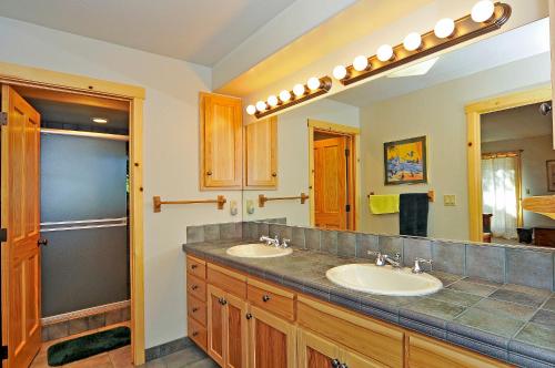 Ett badrum på Sierra Crest at Palisades Tahoe - Secluded Luxury 5BR 5 BA w Wood Fireplace