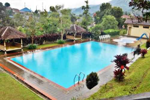 widok na duży błękitny basen w obiekcie Wis-Inn Wisma Industri w mieście Tagalbato