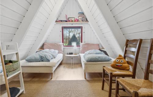 Habitación en el ático con 2 camas y mesa en Amazing Home In Fars With Wifi en Farsø