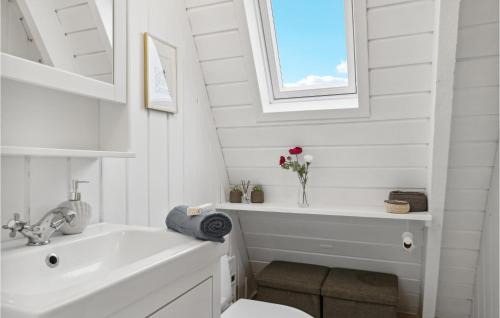 y baño blanco con lavabo y bañera. en Amazing Home In Fars With Wifi en Farsø