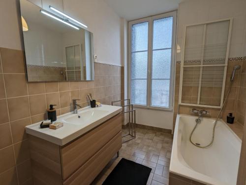 Ванная комната в Maison familiale rénovée avec cour, à 1h30 de Paris, proche de la nature et des sites historiques. - FR-1-590-107