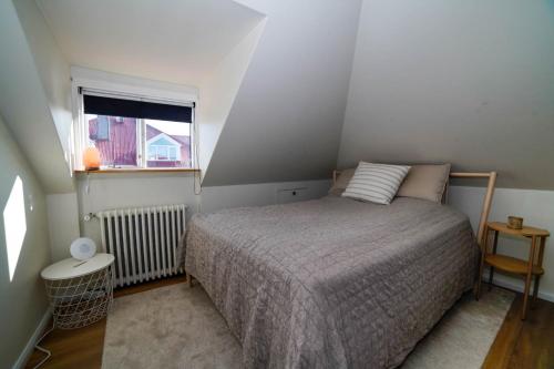 Habitación pequeña con cama y ventana en Cozy apartment in the heart of Reykjavík! en Reikiavik