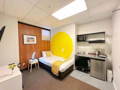 Zimmer mit einem Bett und einem Schreibtisch in einem Zimmer in der Unterkunft Wellington Hotel in Wellington