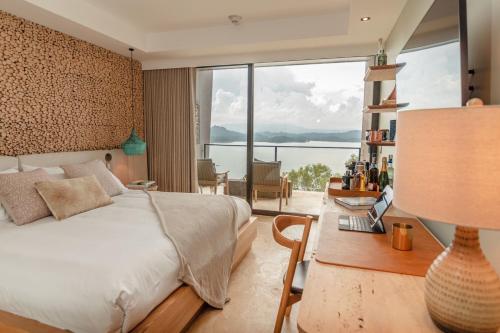 Katil atau katil-katil dalam bilik di The Brown, Guatape, Autograph Collection