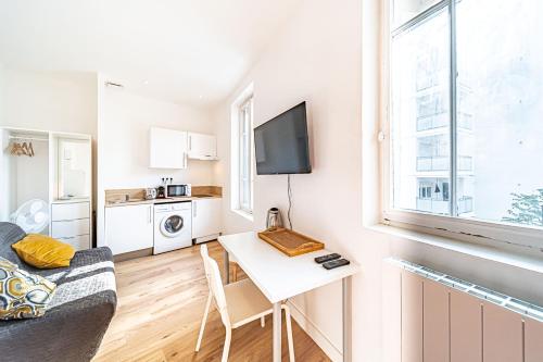 un salon avec un canapé et une table dans l'établissement Le Debourg - Studio tout proche métro B, à Lyon