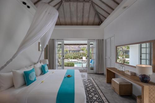 Kardia Resort Gili Trawangan A Pramana Experience في غيلي تراوانغان: غرفة نوم بسرير في فيلا