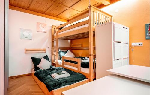 Zimmer mit 2 Etagenbetten und einem Sofa in der Unterkunft Ferienhaus Bergblick in Gschwend