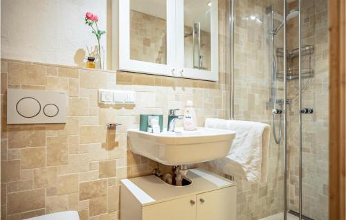 a bathroom with a sink and a shower at Ferienhaus Bergblick in Gschwend