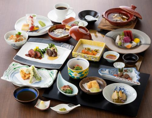 ホテルの敷地内または近くでの食事または食べ物