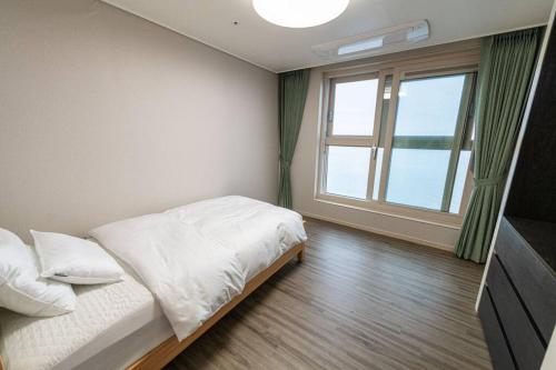 Ένα ή περισσότερα κρεβάτια σε δωμάτιο στο Kangdong K Residence