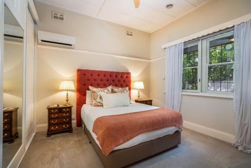 מיטה או מיטות בחדר ב-Town Square Motel