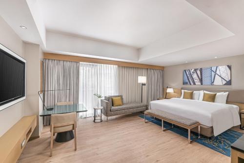 Postel nebo postele na pokoji v ubytování Seda Manila Bay