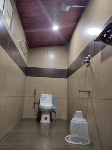 un baño con inodoro y ducha en Hang on, en Anachal
