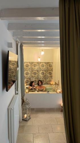 duas pessoas a tomar banho numa banheira em Dimore di Brando Vico Gelso em Polignano a Mare