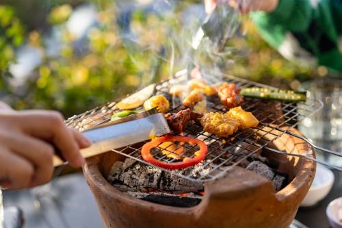 een persoon kookt eten op een grill bij Apricot Garden Hotel in Sa Pa