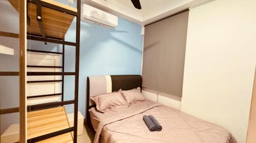 ein kleines Schlafzimmer mit einem Etagenbett und einer Leiter in der Unterkunft D'Putra Suites 418 5-6 pax 2BR 