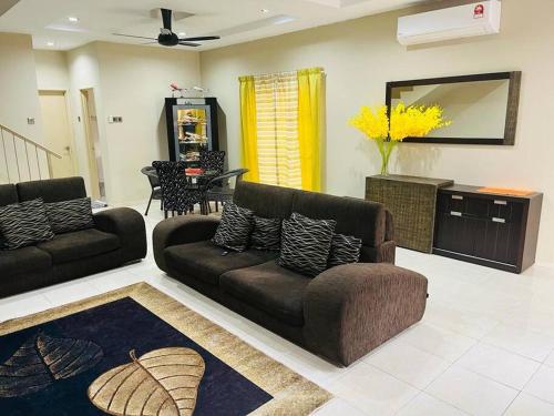 un soggiorno con un divano e una poltrona di Semi -D Homestay Seremban 2 a Seremban